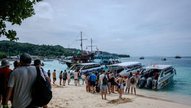 Da Phi Phi: tour di un'intera giornata in motoscafo con pranzo