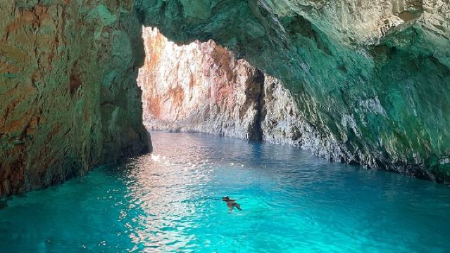 Tour mattutino per piccoli gruppi a Zante: relitto e grotte blu