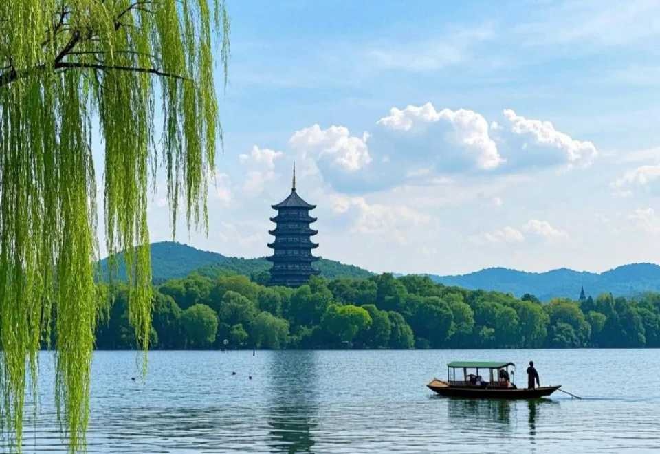 Shanghai to Hangzhou Leifeng Tower and Songcheng 1-day tour (round