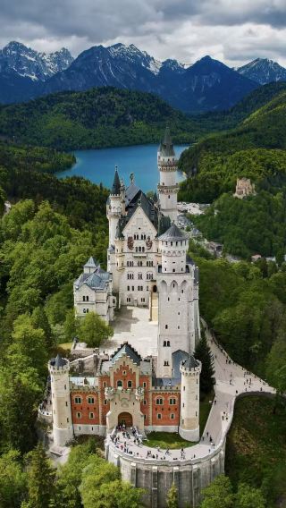 1-day tour to Neuschwanstein Castle and Linderhof Palace/experience fairy tales with English-speaking guide + Chinese commentary