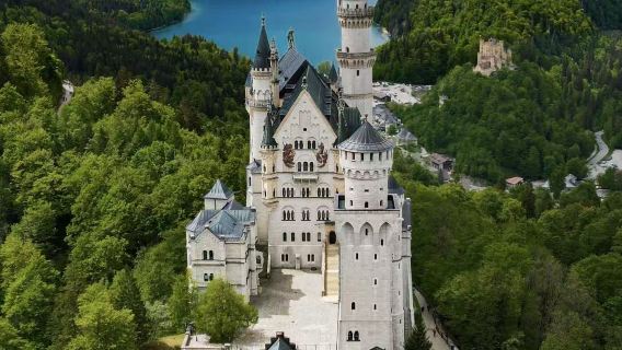 1-day tour to Neuschwanstein Castle and Linderhof Palace/experience fairy tales with English-speaking guide + Chinese commentary