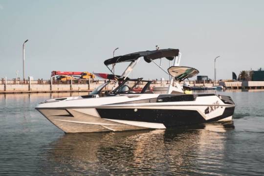 Guangdong Shenzhen Qixing Bay Yacht Club wake surfing charter experience/hull panda color matching, beyond the film [zero-based surfing experience + professional wave boat + full coach guidance]