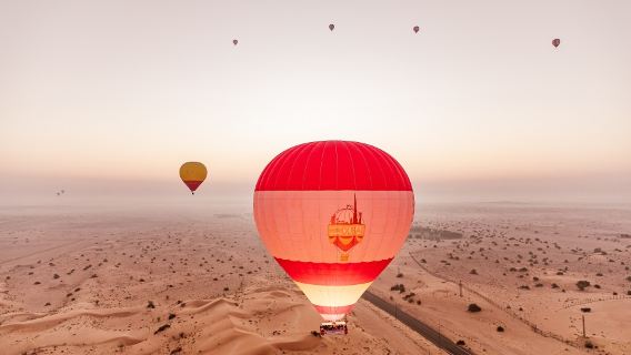 Tour en montgolfière premium au lever du soleil avec spectacle exclusif de fauconnerie en vol, petit déjeuner, balade à dos de chameau et transfert