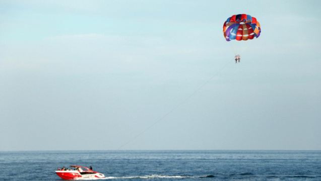 Dubai Attraction: Parasailing