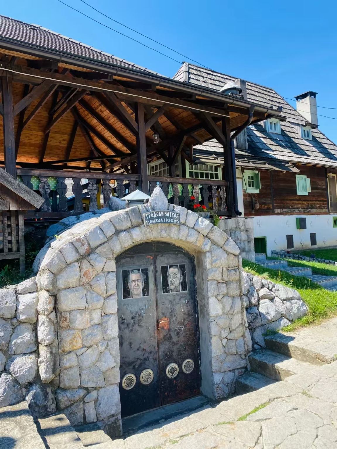 塞爾維亞木頭村＋德里納河屋＋沙爾甘8字線一日遊-熱門優選