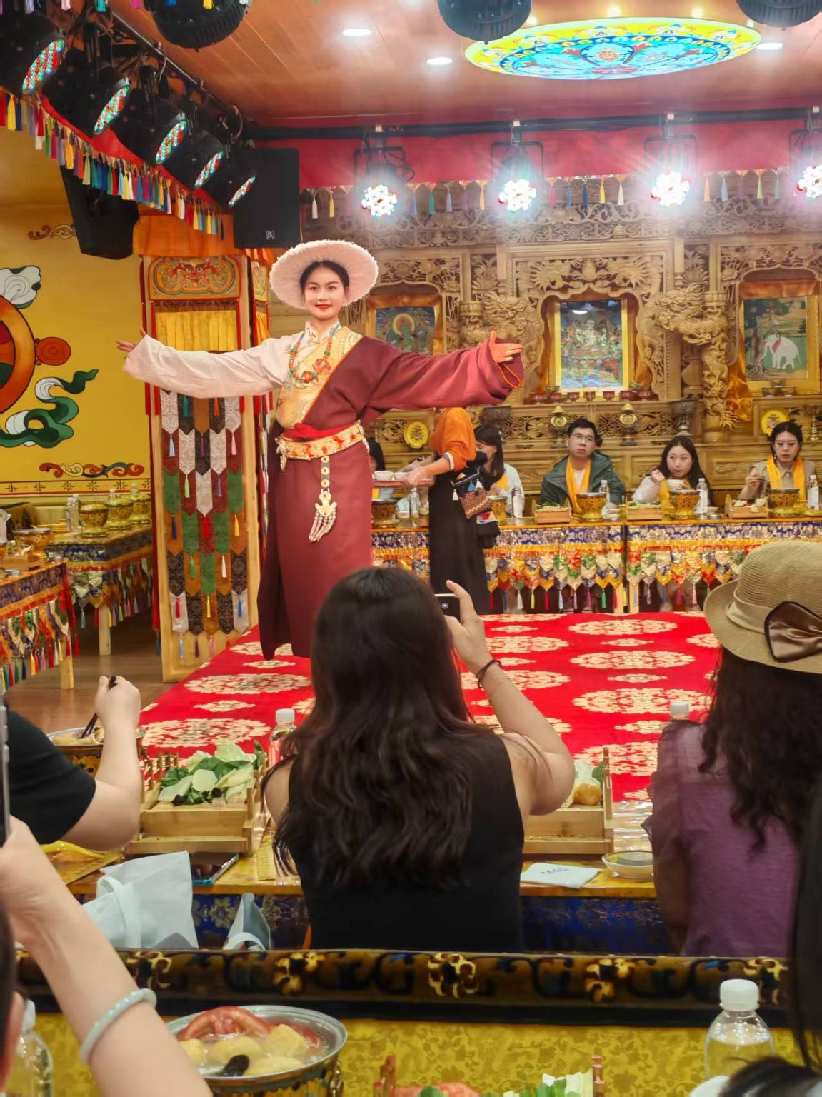 Билеты в зону A шоу "Туристический район Лицзян Цин" + ужин "Дава Туси" (танцы, тибетская кухня, мини-горячий горшок) [Лучшие места]