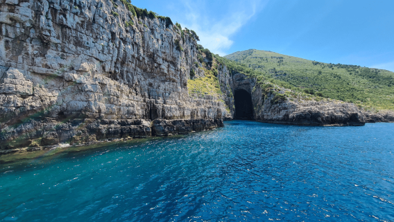 Tour in barca a Valona: isola di Sazan, grotta di Haxhi Ali e Karaburun