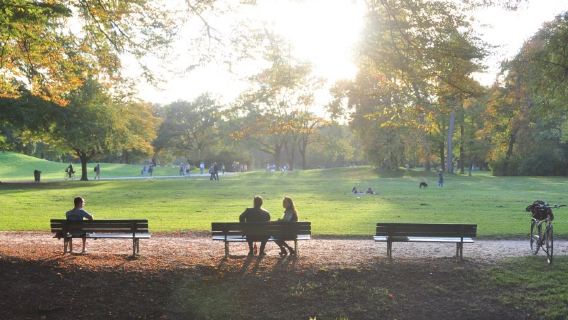 Commander après consultation / Appartement près du jardin anglais de Munich, place Marienplatz, parc olympique, jardin de la cour, aéroport / Transport de porte à porte / Guide-chauffeur pour voyages touristiques / Service de voiture privée
