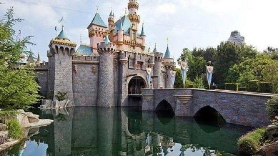 Château de Seine + La Vallée Village in Paris, France private charter