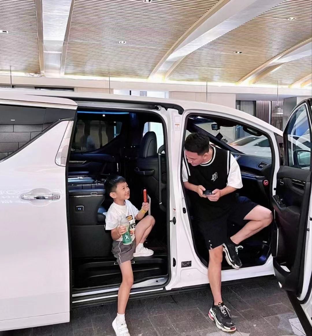 Cross-border private charter from Hong Kong and Macau to Guangdong Province | 7-seater comfortable van with door-to-door service | Direct access to multiple cities in the Greater Bay Area