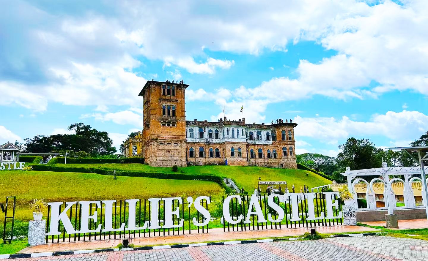 Kuala Lumpur Round-Trip Ipoh Day Tour: Kellie's Castle + Mirror Lake + Ipoh World at Han Chin Pet Soo + Concubine Ln + Perak Cave Temple