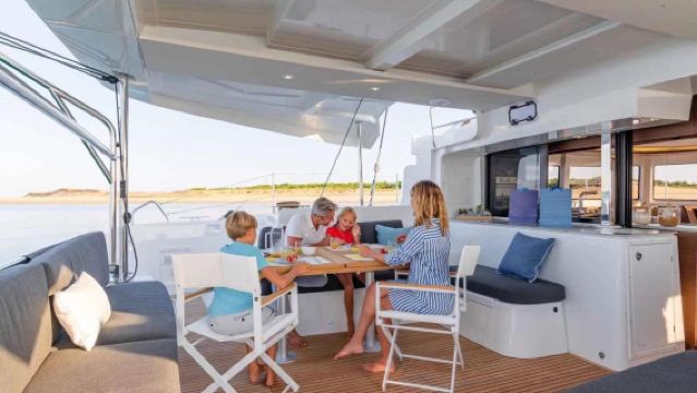 [Lingshui Yacht Charter] Charter the French-imported Lagoon 46 catamaran sailing boat in Lingshui Qingshui Bay for sightseeing, fishing, and leisure activities at sea.