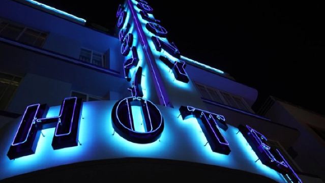 Award-winning Art Deco & Neon Lights Walking Tour in Miami Beach
