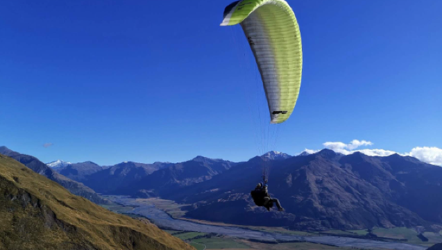 Wanaka Paragliding Experience [New Zealand Wanaka Paragliding (Soaring Over Wanaka's Magnificent Mountains, Lakes, and Valleys)]