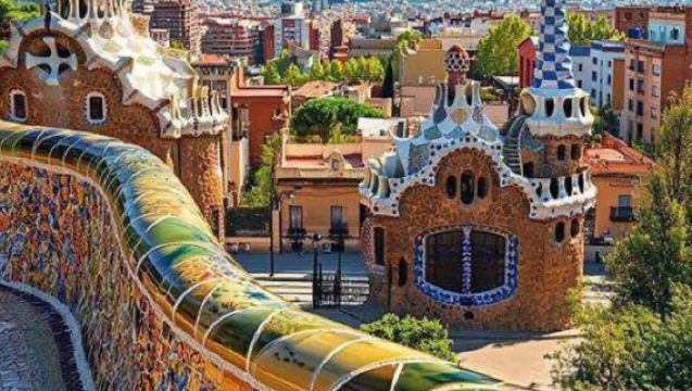 Barcelona: Sagrada Familia - Casa Batlló - Park Güell private chartered tour