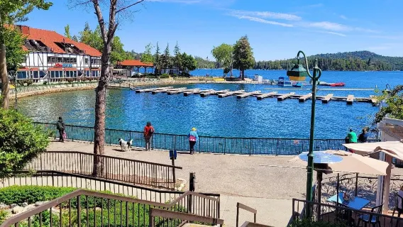 Tour di un giorno a Los Angeles con andata e ritorno: Lago Arrow + Città di Big Bear Lake (biglietto d'ingresso non incluso)