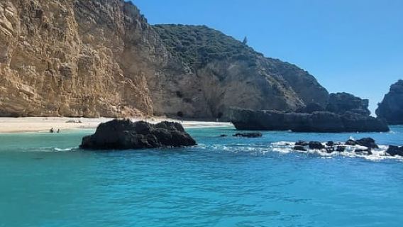 Sesimbra: Ribeiro do Cavalo Beach Roundtrip Boat Transfer