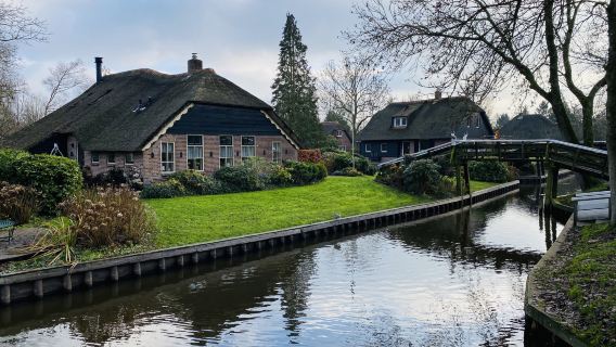 オランダ・ギートホールンワンデーツアー【2時間の遊覧船乗船、少人数グループ、ホテル送迎付き】