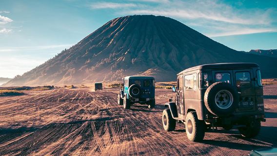 perjalanan satu hari ke Gunung Bromo, Indonesia: Naik Jeep melintasi gurun | Pendakian gunung berapi