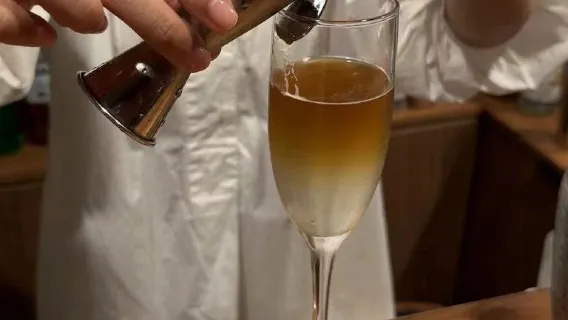 Eatwith-Momentos para compartir-Shanghái-Ven a aprender a preparar cócteles y hacer amigos en un pequeño bar de la calle Yongjia Road.docx