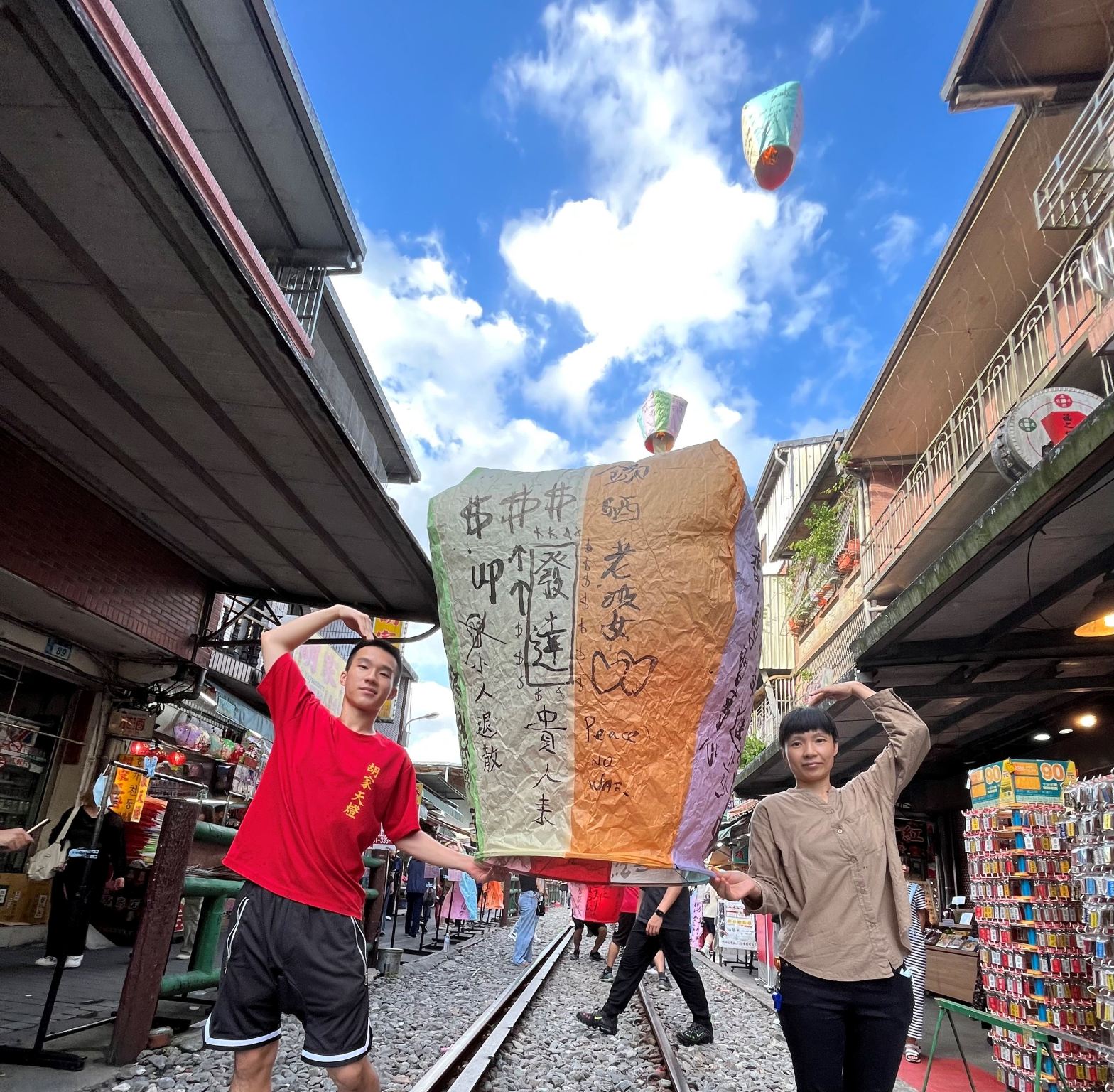 New Taipei City | Shifen Old Street Sky Lantern Blessing Experience | Hu Family Sky Lantern
