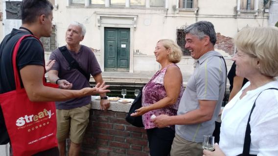 Noche en Venecia con un local: tour gastronómico y de cata de vinos