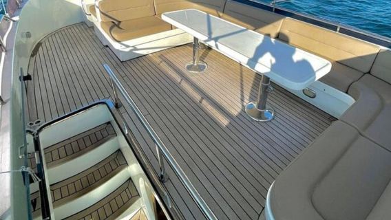 Estambul: Crucero al atardecer en yate de lujo para grupos pequeños con aperitivos