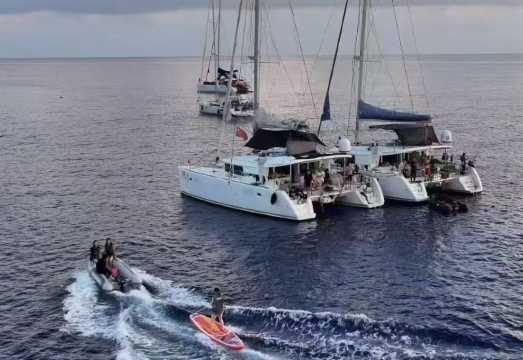 Limited-time offer for a romantic yacht cruise in Sanya this April (up to 10 people)