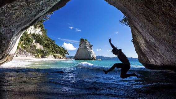 1-day tour to Cathedral Cove Beach and Hot Water Beach in New Zealand's North Island (coastal scenery + Coromandel Peninsula + small Chinese-speaking group)