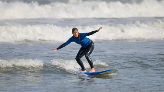 Cape Town:Learn to surf with the best view of Table Mountain