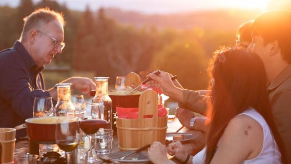 Zurich: Sunset Tour with Cheese Fondue