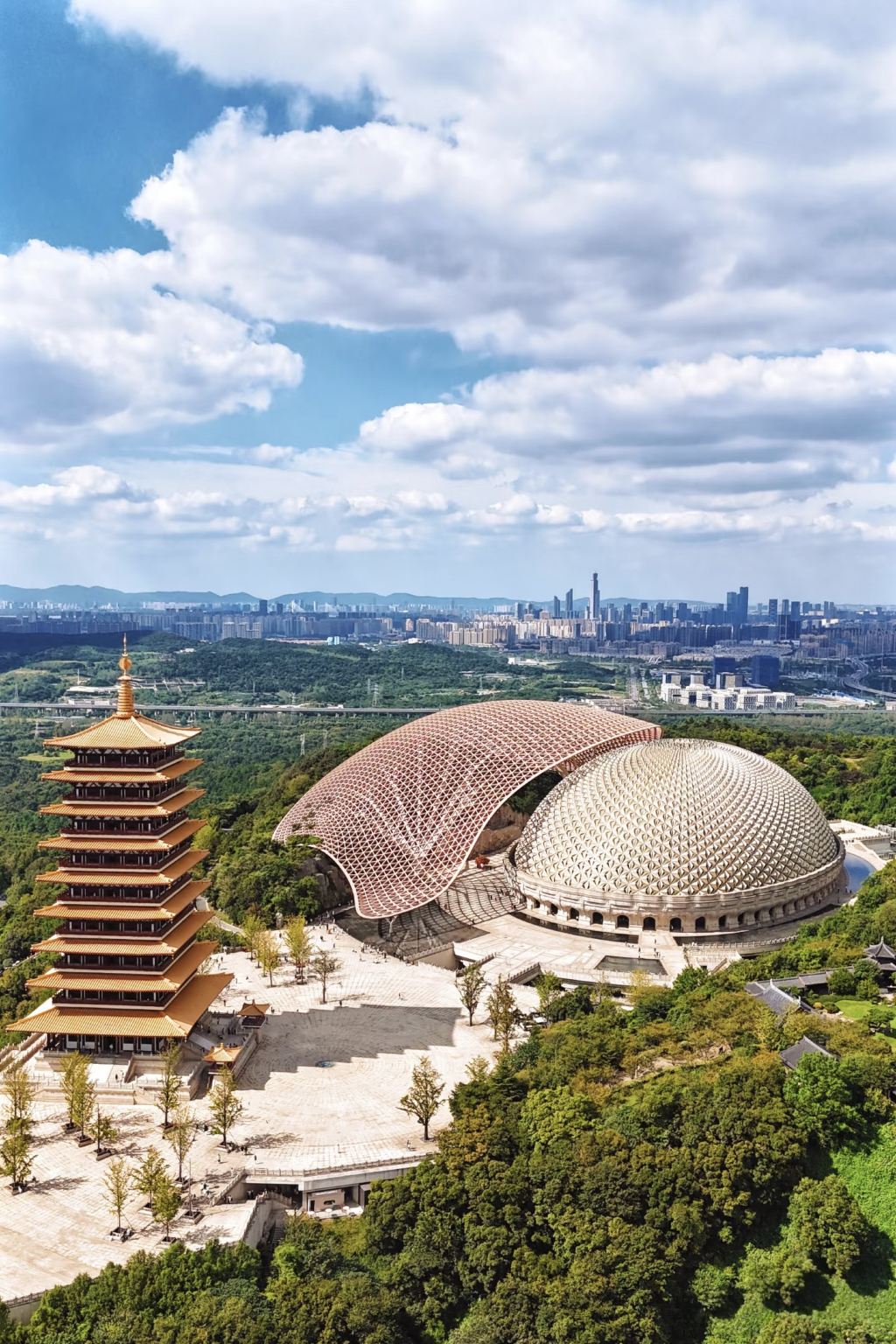 1-day tour of Nanjing Confucius Temple + Qinhuai River + Laomendong Historic District + Great Bao'en Temple + Zhan Garden with guide/private charter