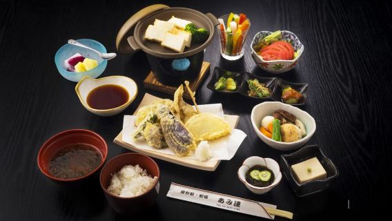 Sông Sumida: Du thuyền ăn tối truyền thống Yakatabune của Nhật Bản