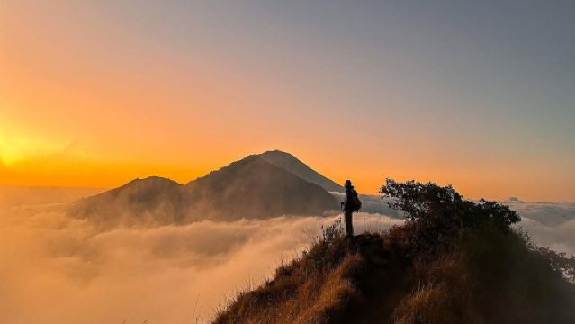 เดินป่าชมพระอาทิตย์ขึ้นที่ภูเขาบาตูร์และผจญภัยด้วยรถควอดไบค์