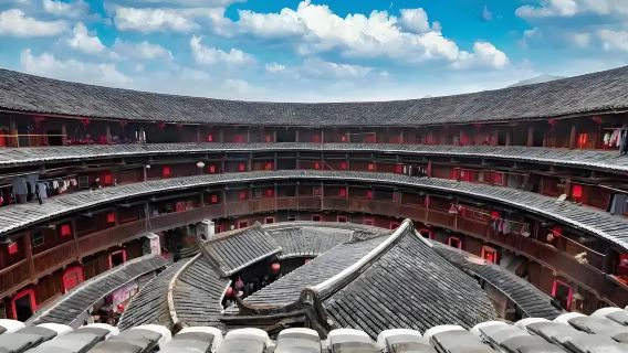 샤먼에서 출발하여 윈수이야오 툴루와 톈루오컹 툴루를 방문하는 1일 단체 투어로, 두 툴루 건물을 모두 둘러보며 몰입감 넘치는 경험을 제공합니다.