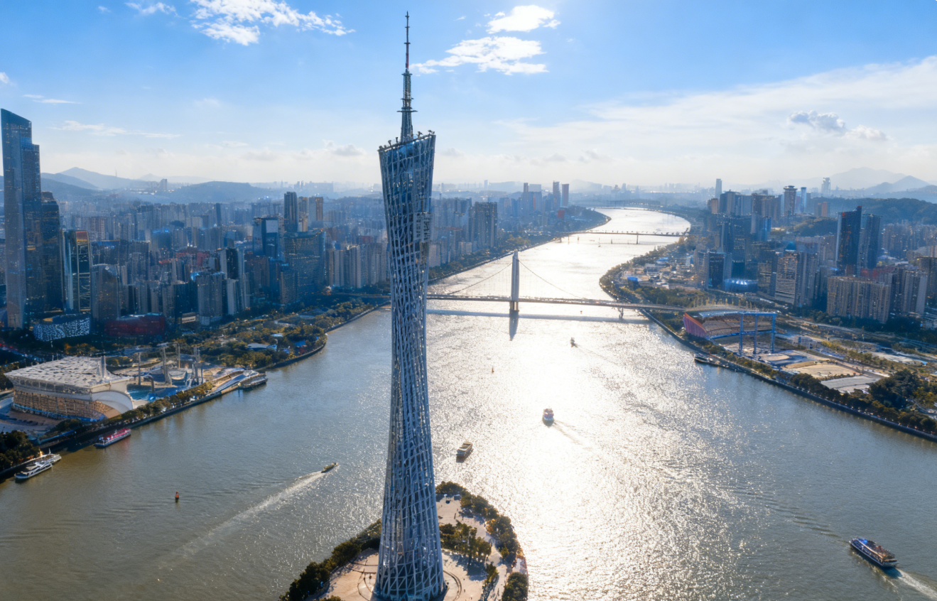 ¡Viaje a través del tiempo en Guangzhou! Explorando arte en templos antiguos, saboreando delicias en edificios con soportales, admirando vistas desde las torres y disfrutando del paisaje nocturno junto al río