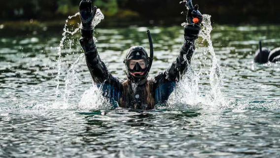 ประสบการณ์ดำน้ำตื้นที่ซิลฟราในไอซ์แลนด์ (ไกด์นำเที่ยวมืออาชีพ + ภาพถ่ายดำน้ำตื้น + อุปกรณ์ดำน้ำตื้น + ช็อกโกแลตร้อน)