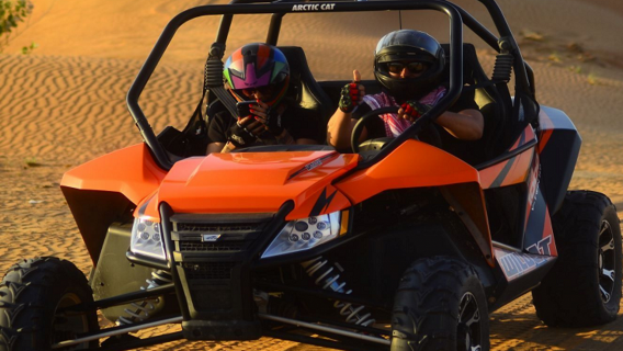 Experiencia de montar en moto por las dunas del desierto de Dubái