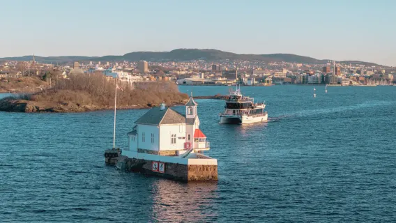 Tranquillo viaggio elettrico in crociera nel fiordo di Oslo