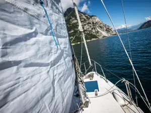 Tour with private sailboat and dinner on the lake
