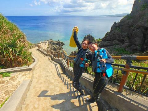 日本恩納村青之洞窟體驗潛水浮潛2小時【「沖繩青之洞窟」不會游泳可參加+新手友善+岸邊入水至潛點】