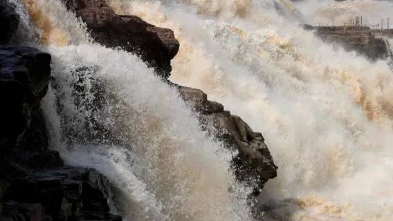 One-day tour of Hukou Waterfall on the Yellow River in Yan'an, Shaanxi, including the Mausoleum of the Yellow Emperor and Xuanyuan Temple. Family-friendly group tour.