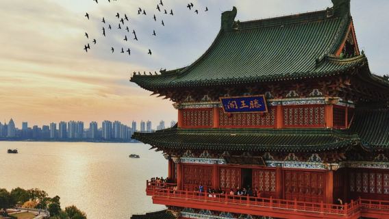 Half-day guided tour of Tengwang Pavilion and Bayi Museum with headset (admission ticket not included)