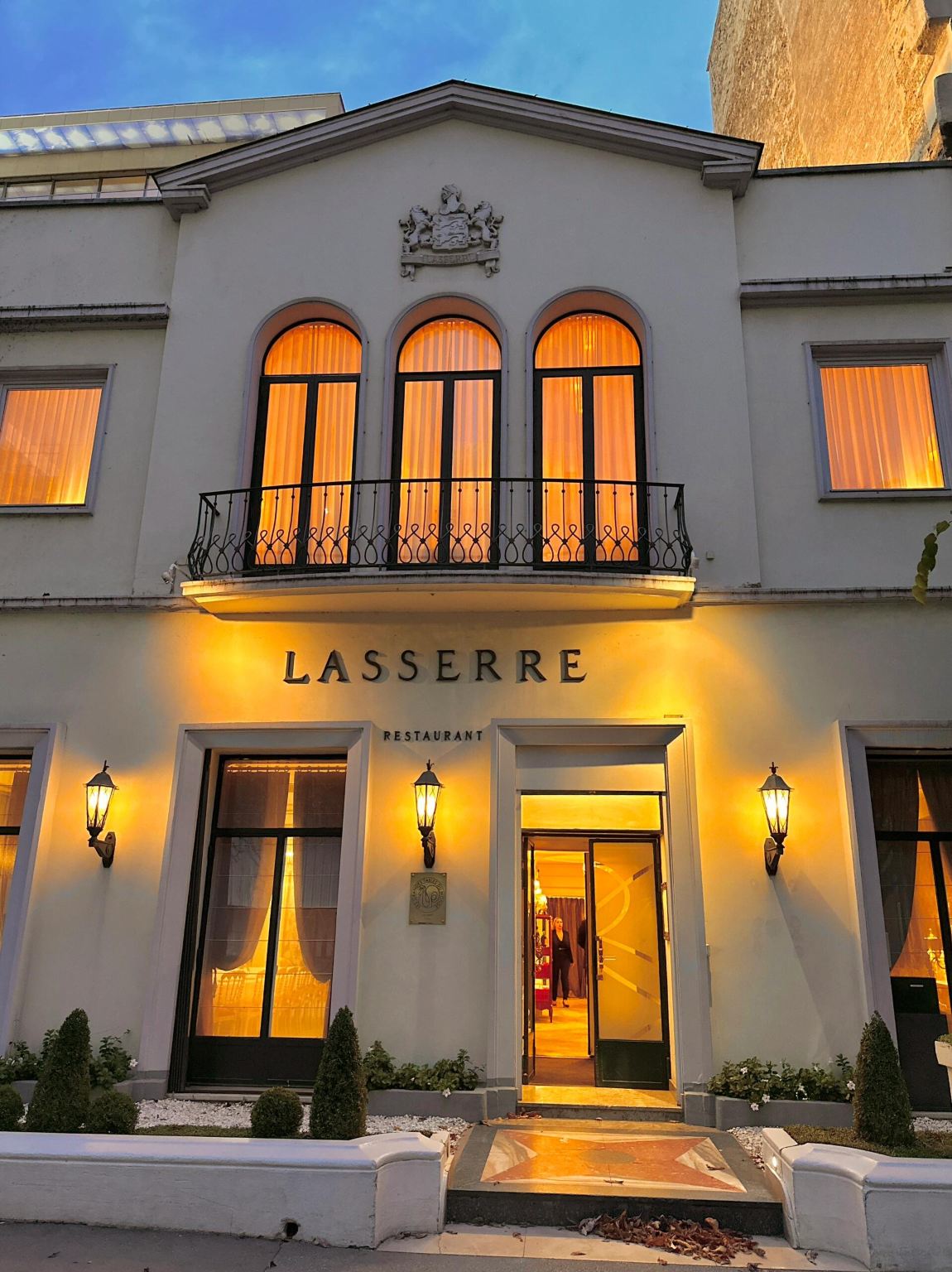 Paris Lasserre viral restaurant reservation service