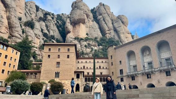 バルセロナ:ミニバンで行くモンセラート半プライベートガイドツアー