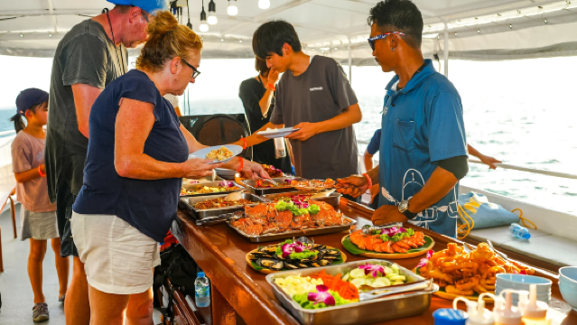 Croisière-dîner de fruits de mer au coucher du soleil dans la baie de Phang Nga