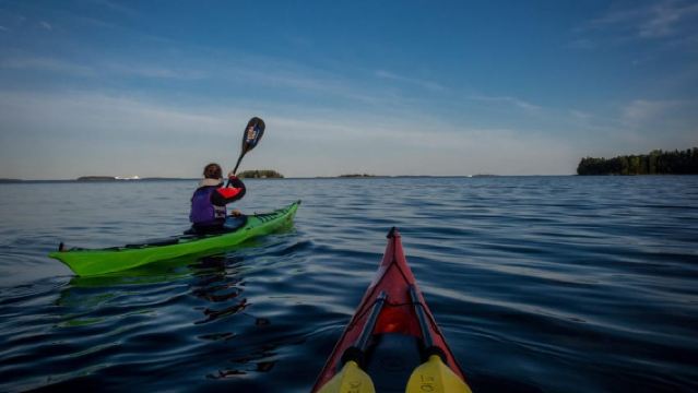Helsinki: Midnight Sun Kayaking Tour with Campfire