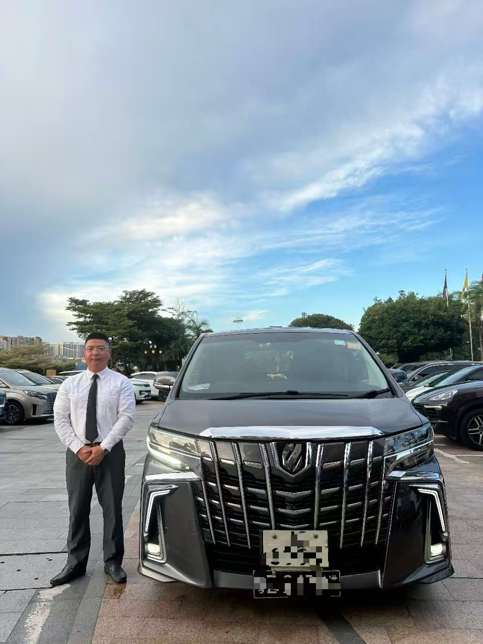 Shenzhen private charter to Hong Kong Disneyland Hong Kong Airport [Guangdong-Hong Kong-Macau cross-border transfer, Hong Kong transfer service] Hong Kong private charter to Shenzhen Macau 7-seater van door-to-door transfer