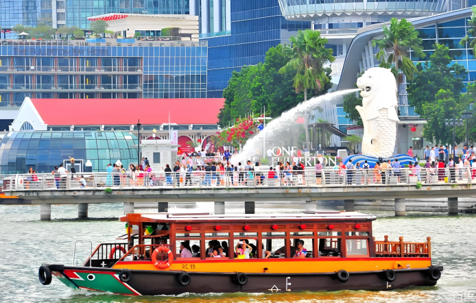 Billete de barco de madera retro para el crucero turístico por el río de Singapur, embarque en Clarke Quay