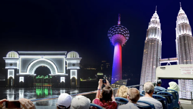 Toeristenbuskaart voor de zonsondergangrit in Kuala Lumpur